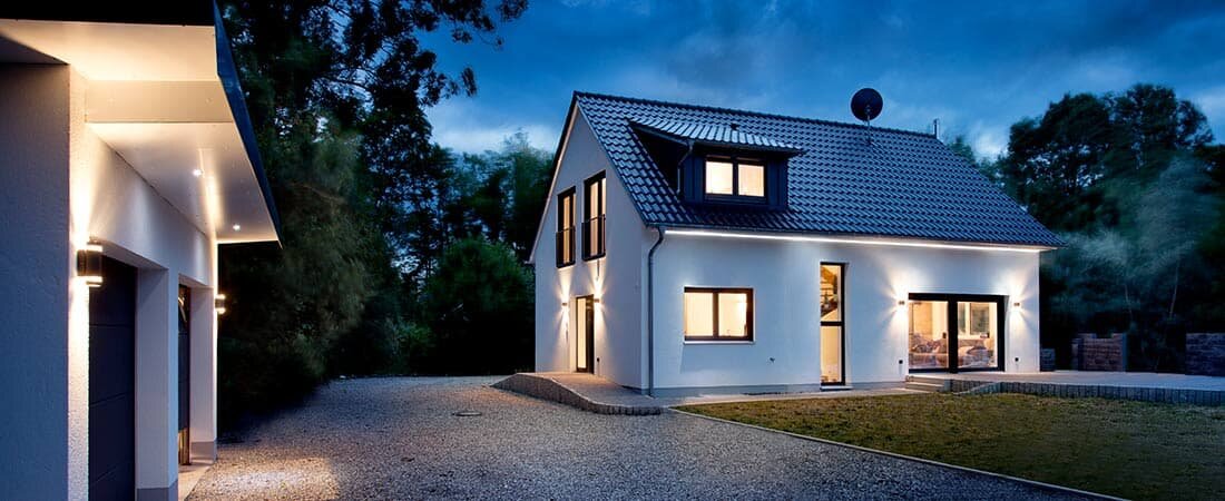 LED-Flexplatine QualityFlex. im Innenbereich und Außenbereich eines Hauses  | © Brumberg