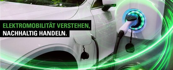 Elektroauto während des Ladevorgangs mit angeschlossenem Ladekabel.