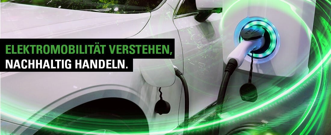 Elektroauto während des Ladevorgangs mit angeschlossenem Ladekabel.