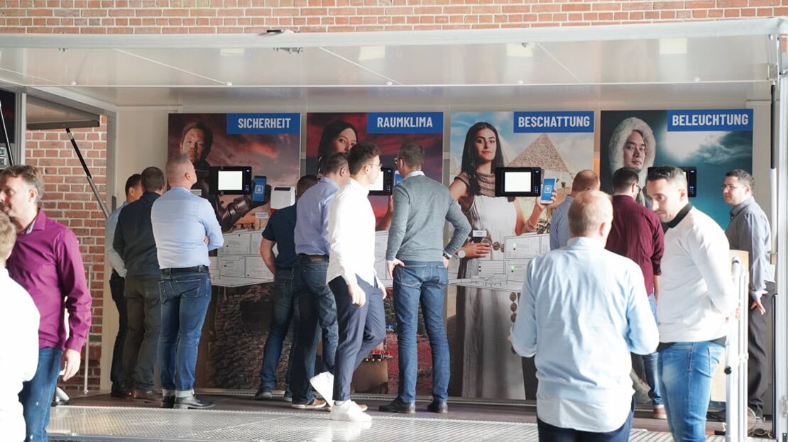 Abbildung von Besuchern des mobilen Eltako Messeanhängers