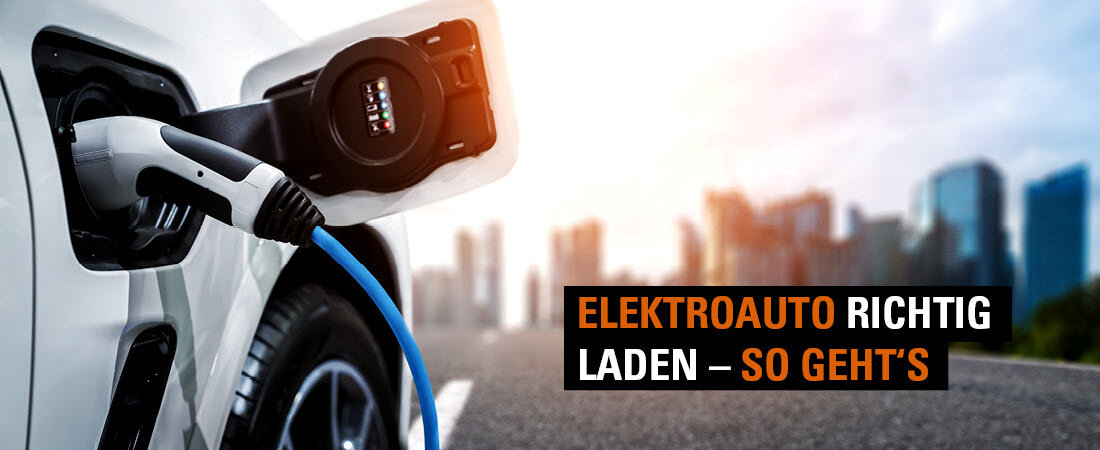 Elektroauto lädt mit angeschlossenem Ladekabel.