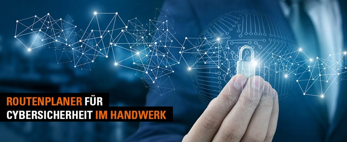 Männliche Hand hält ein Schloss in einem virtuellen Datenraum.