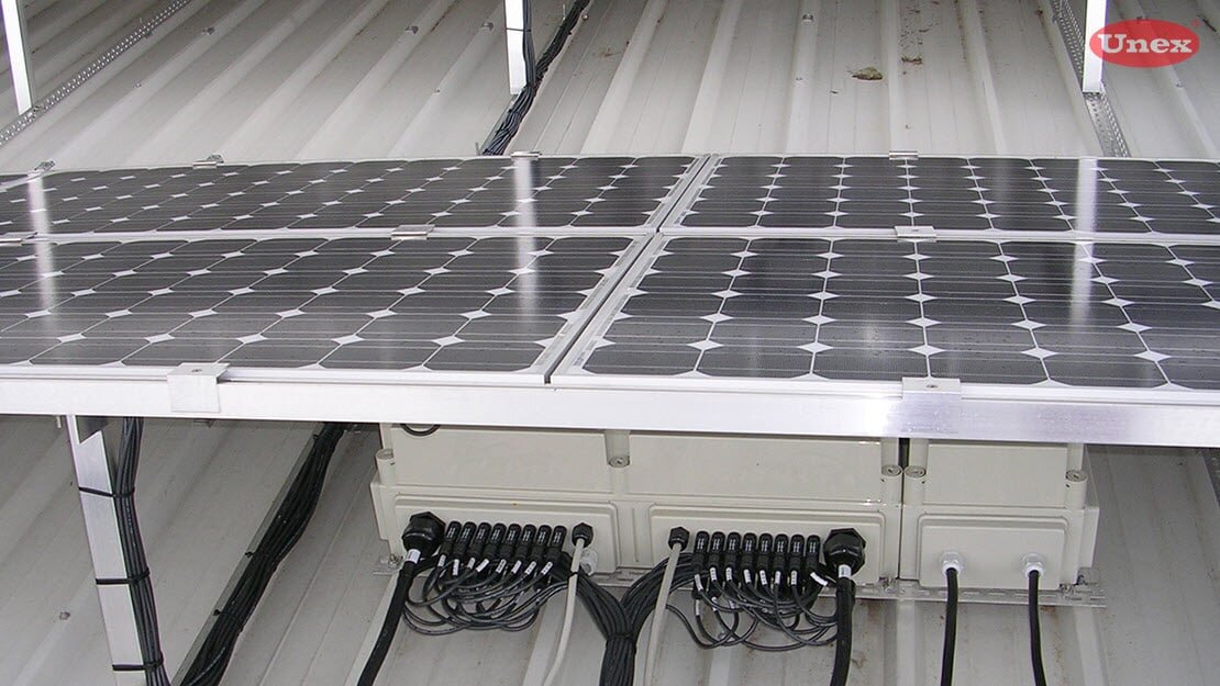 Abbildung von Solarmodulen angeschlossen über Leitungsführungssysteme. | © Unex