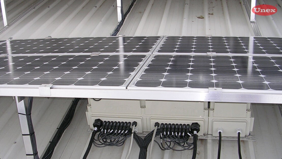 Abbildung von Solarmodulen angeschlossen über Leitungsführungssysteme. | © Unex