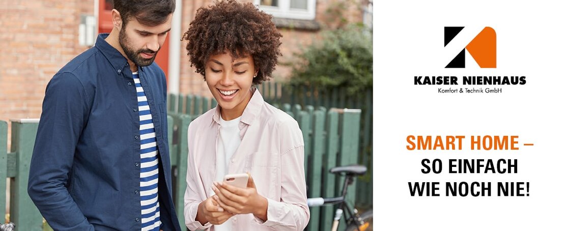 Ein Paar nutzt Smartphone zur Fernsteuerung der Rollläden