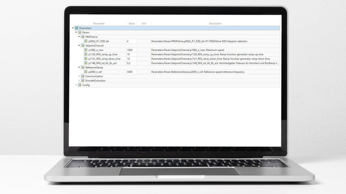 Offener Laptop mit Nutzeroberfläche der Software SINAMICS DriveSim Basic mit Antriebsparameteranzeige. | © Siemens 2021. Alle Rechte vorbehalten