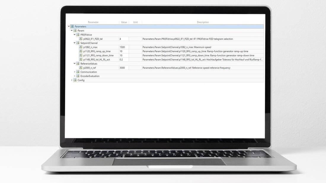 Offener Laptop mit Nutzeroberfläche der Software SINAMICS DriveSim Basic mit Antriebsparameteranzeige. | © Siemens 2021. Alle Rechte vorbehalten