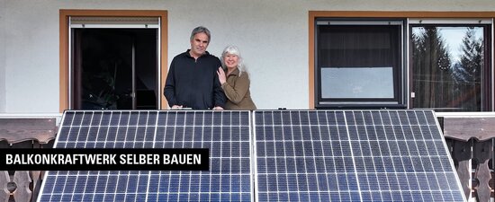 Ein älteres Ehepaar steht auf dem Balkon mit einem Balkonkraftwerk.