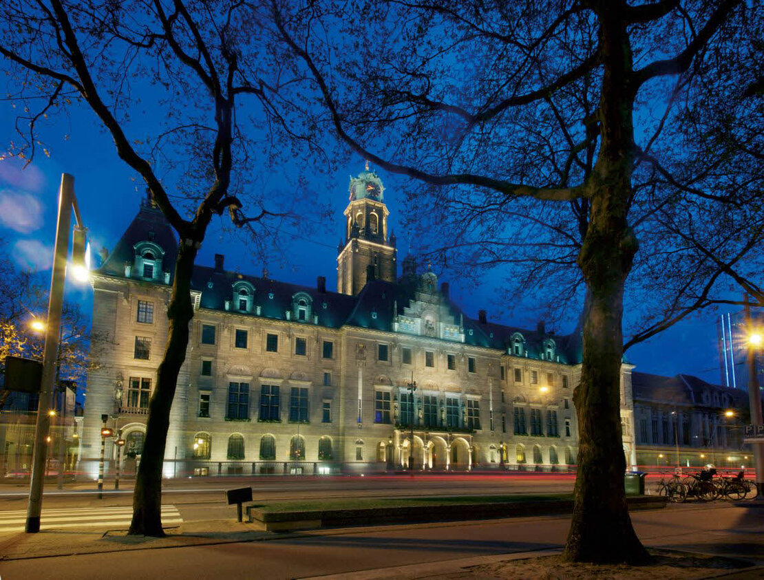 Bei Nacht angestrahltes altes Gebäude.