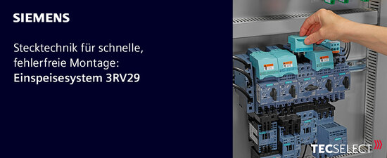 Eine Hand steckt die Verbindung der im Schaltschrank installierten Geräte des Einspeisesystems 3RV29 auf.