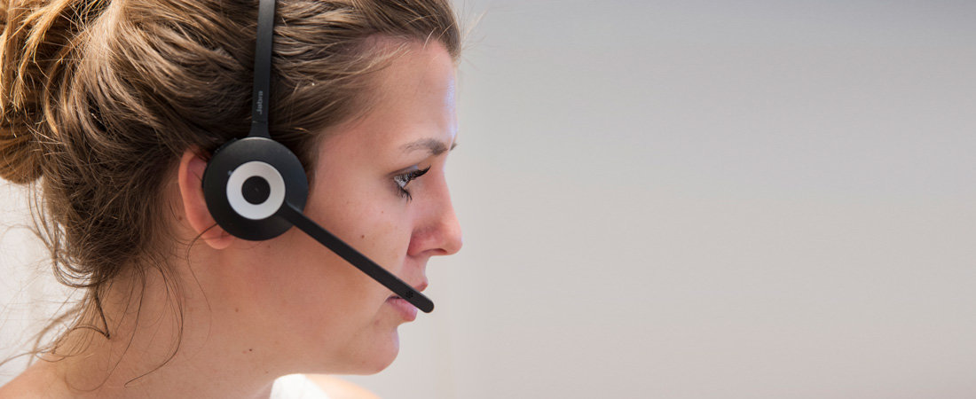 Weibliche Mitarbeiterin im Profil mit Headset  | © Hardy Schmitz GmbH
