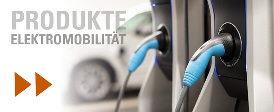 Zwei Ladestationen im Vordergrund und verschwommenes Elektroauto im Hintergrund. Darüber Text: "Produkte Elektromobilität"