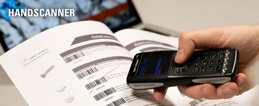 Handscanner scannt Artikel aus Katalog ein | © Hardy Schmitz GmbH