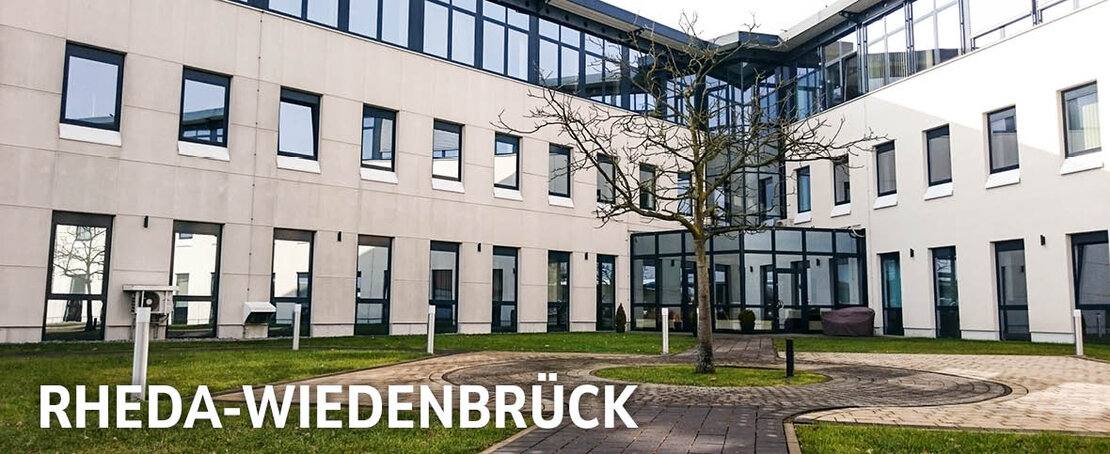 Filiale Rheda-Wiedenbrück mit Grünbereich und Baum | © Hardy Schmitz GmbH