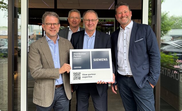 Mitarbeiter von Siemens und HARDY SCHMITZ stehen vor dem Unternehmenseingang von HARDY SCHMITZ